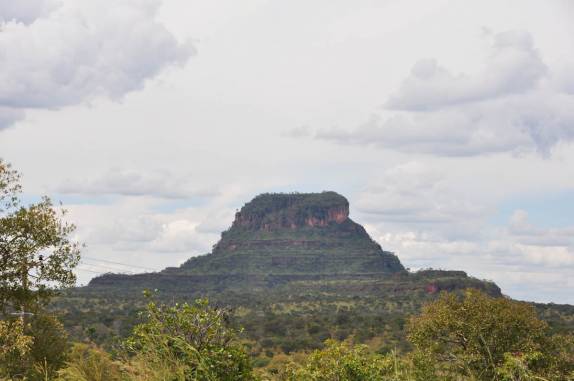 Montanha em formato de mesa, próxima à Riachão, na Chapada das Mesas - MA